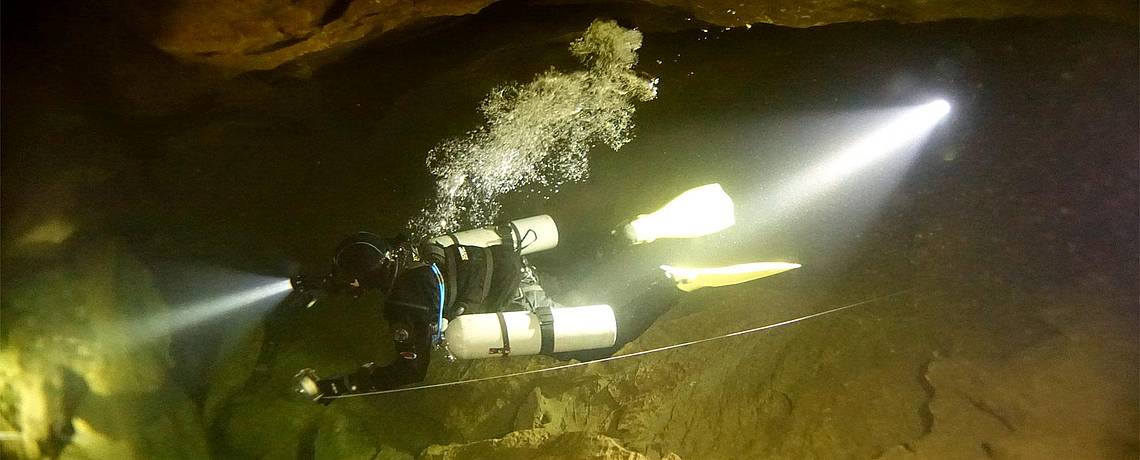 Höhle Bätterich Thunersee Sidemount Taucher in der Höhle Bätterich Thunersee